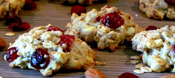 Piškoti z belo čokolado, brusnicami in mandeljni